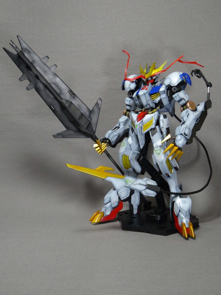 目のエフェクトはバンダイのオーラエフェクトイエローを加工して、フレームと装甲の間に差し込めるようにし、赤に塗装しました。