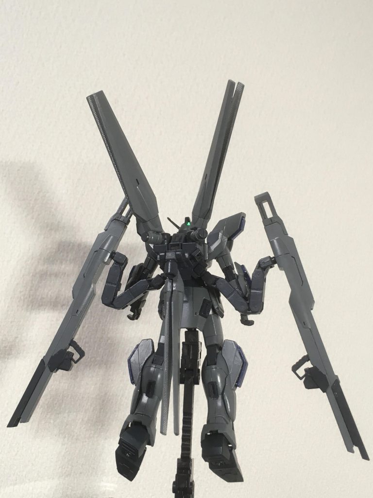 追加のリフレクターとサテライトキャノン接続フレームがあって少し大きく見えます。