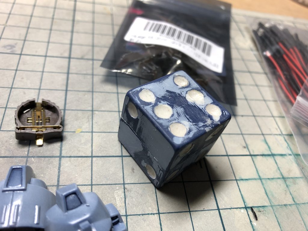 サイコロの目は穴あけしてパテにて再整形