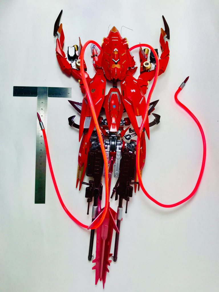 2本の長いピンクのケーブルもそれっぽいでしょ〜∩^ω^∩
鉄血のオルフェンズでも*人類側=悪魔、人類の敵=天使という設定*があるので、上手くエヴァの使徒と“かけれた”と思いますd(^_^o)
モチーフであるロブスターの特徴を抑え、脚はアサルトナイフが付いたアームも含めて計10本にし、短い第1触角は真鍮線、全長を超える第2触角は縄跳びで再現。更に大型メイスを尾に見立てて、宣言通りロブスターっぽい機体ではなくロブスターそのものにしています( ̄^ ̄)ゞ(ちゃんとロブスターをググりましたw)
ココがこの作品一番の拘りポイントですぞ(๑╹ω╹๑ )!