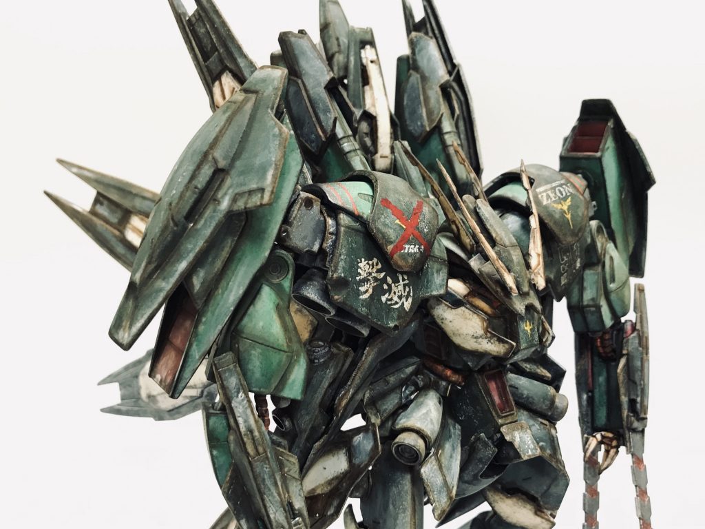 バッテンはティターンズのエンブレムに対して塗られています。機体構成や機体色も変わったのにあえてその上からわざわざこのマークを付けることでパイロットのティターンズへの怨みを表現してみました。