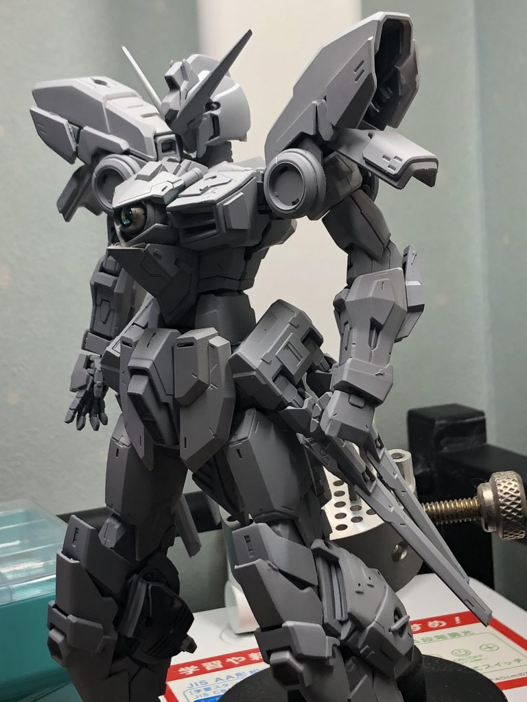 途中経過。ある程度形ができてサフを吹いている状態です。ここからもかなり変えてます。