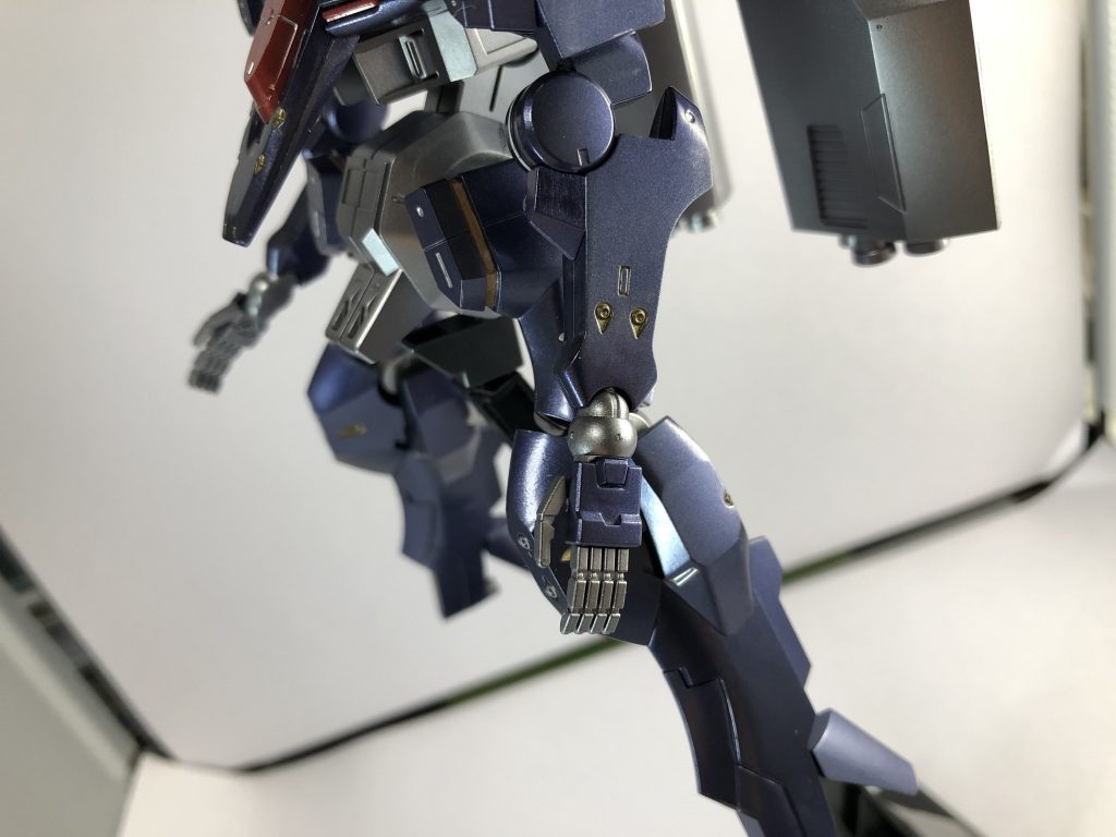 本体の塗装はガイアノーツ バーチャロンカラー《パールマーズダークブルー》、《パールローズディープレッド》、《フレームメタリック［2］》を使用しました。