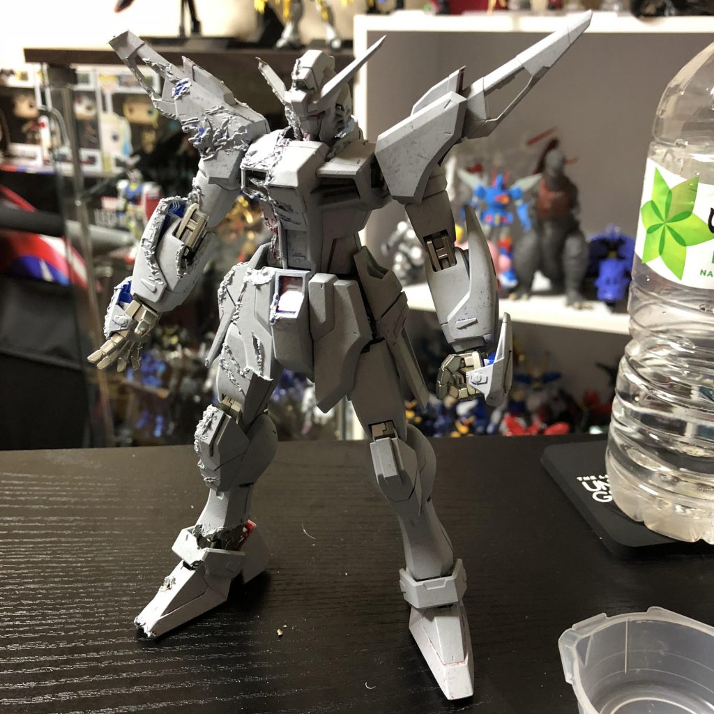 ヒートペンでダメージを入れて、全体のバランスをちょいちょい整えました。
グレーはサーフェイサーではなく、シーナリープラスターを混ぜたラッカーパテです。
嘘くさいくらいの鋳造表現に便利です。