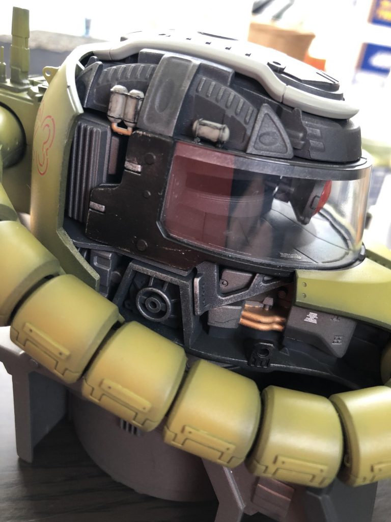 内部はグレー、ブラック等で塗り分けシルバーメタル系で軽くウェザリングして金属っぽく表現。