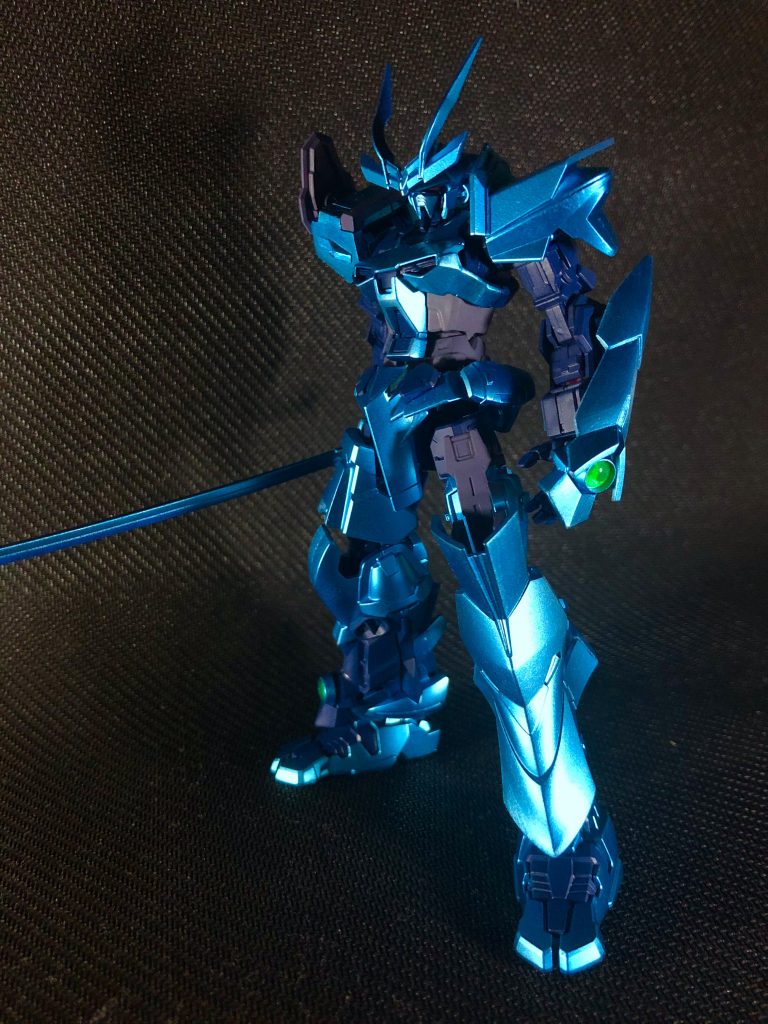 今作はアストレイノーネームと同じように
左右非対称、鬼、武者をコンセプトに作りました。
なので武者としてはアーマーを大目に付けて
鬼としては極力アーマーを排除した姿を考えました。