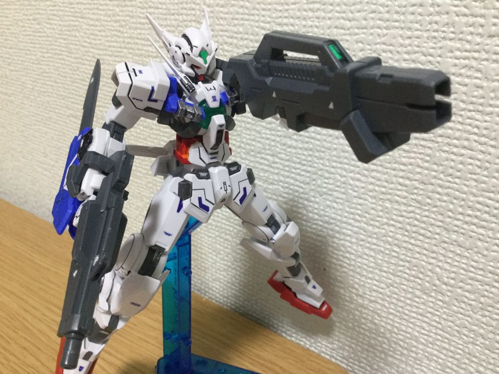 GNランチャー
こちらも無加工ですが、胸のジョイントをトランジェントにくっ付けるのに苦労しました。
後、写真でも分かるようにソードとライフルの両方持ちも出来るようにしました。