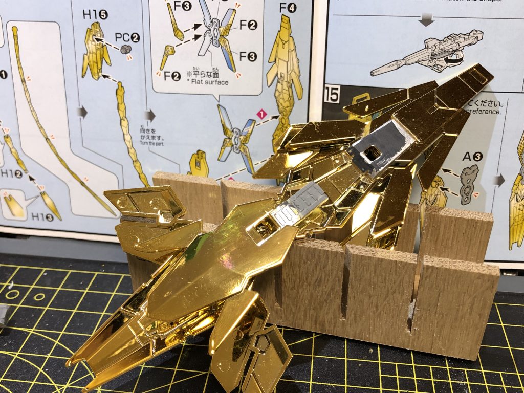 塗装したい箇所は写真のように地道に剥がしてから塗装しました。
あとアームドアーマーDEの基部にあるレールを延長して、裏面ののっぺり感を少し緩和しています。