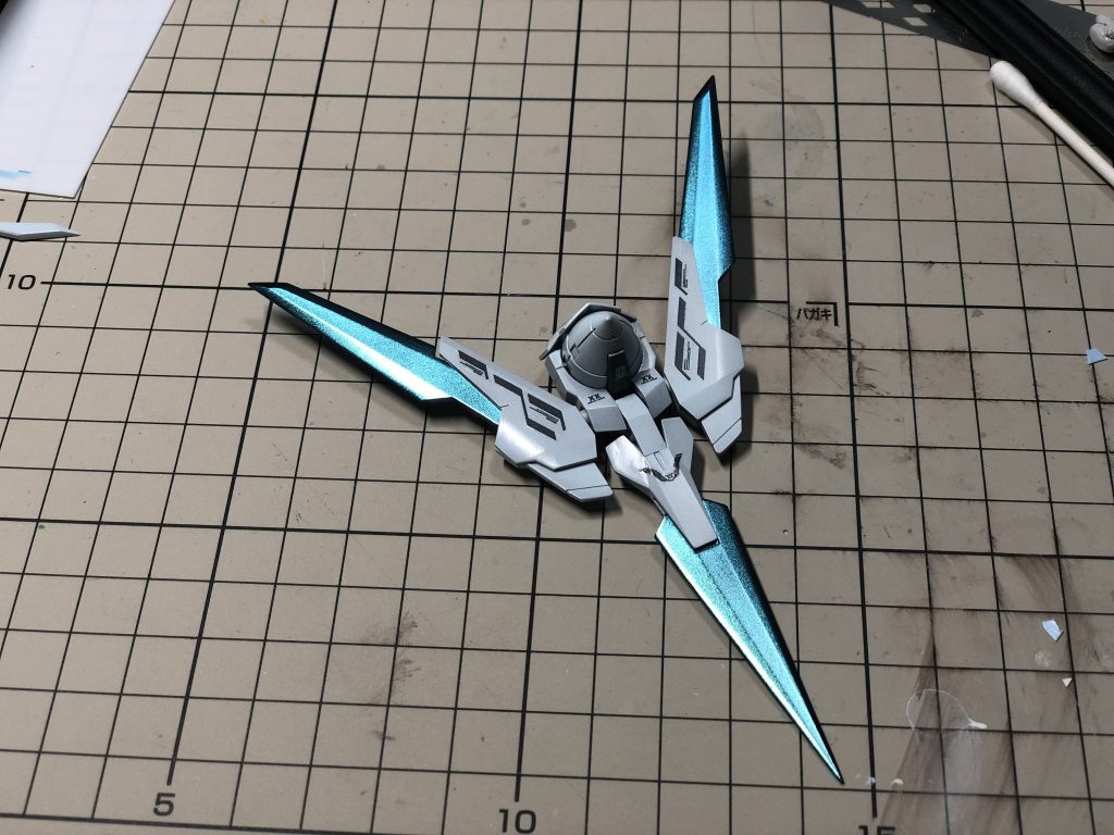 本機の特徴ともいえる、クリアパーツ。
今回はプリズムメタリックターコイズグリーンライトブルーという塗料を採用しました。