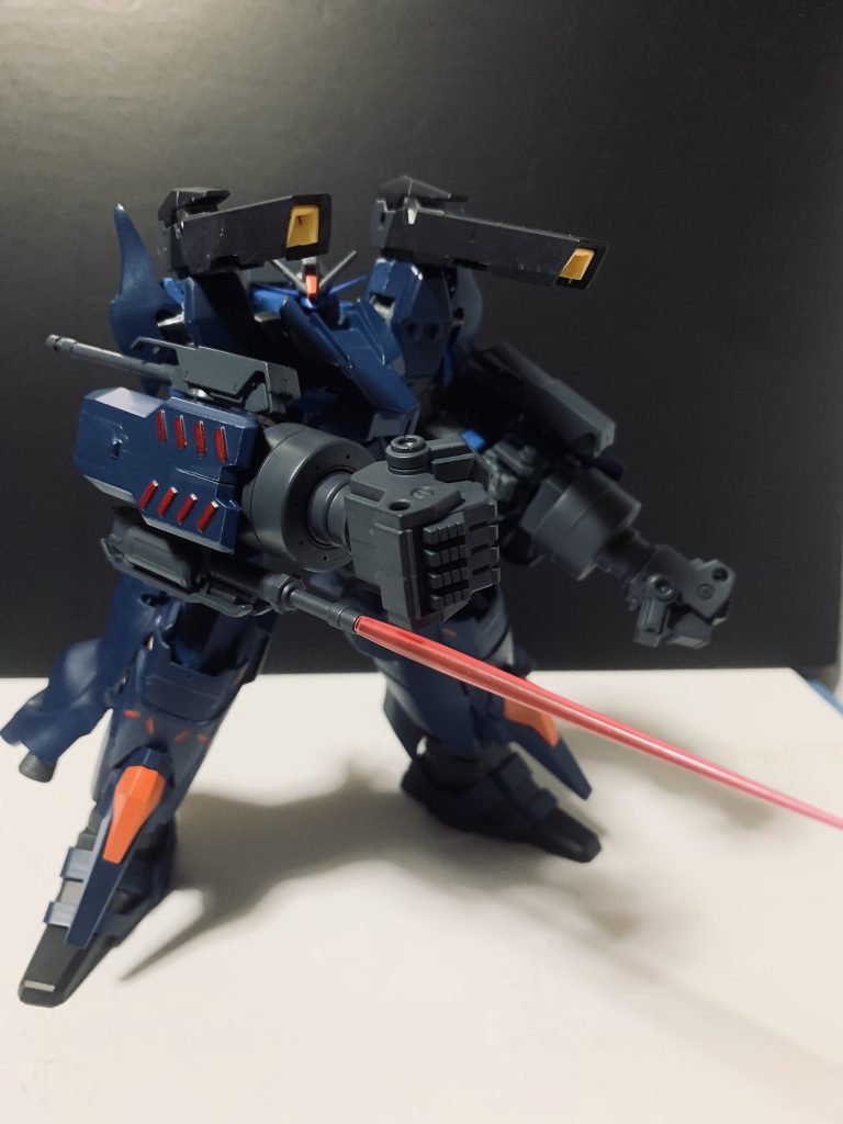 腕部にはビームサーベル