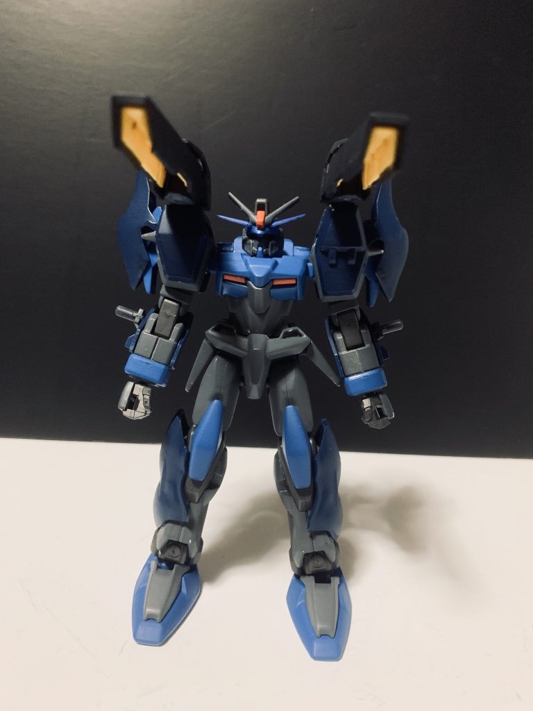 アブソリュートデュエル通常形態
両肩にレールガンを装備している