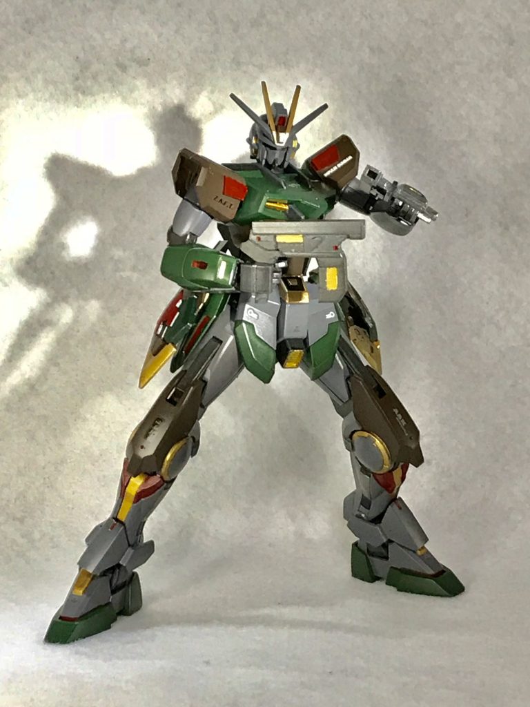 ## 汎用小型ハンドガン ドッペルトヴァイヒ
*取り回しと連射性能に優れたビームピストル*。一般的なビームライフルよりも威力は低いものの、対MSにおいては十分な火力を持つ。基本武装として腰部背面に装備される。銃身下部には小型増加バッテリーパックが装備され、戦闘継続能力は高い。