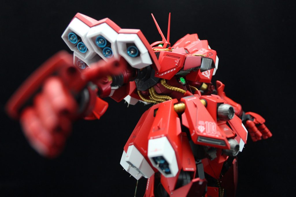 メインの赤 
ガイア ピンクサフ
→ガイア パールプレミアムレッド＋蛍光ピンク＋アルティメットホワイト

他の色含めて、全てガイアノーツのイージーペインターでの塗装です。