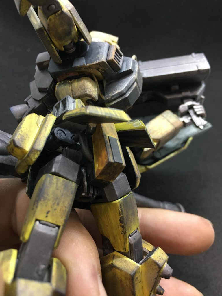 腰の隙間も申し訳程度にプラ棒で誤魔化してますw