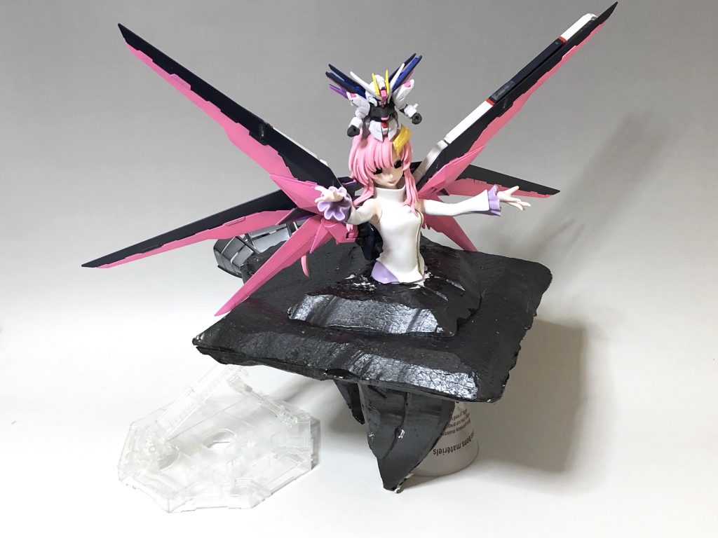 アクシズは発泡スチロールにて製作です。
ラクスのサイズを参考にアクシズの大きさをご堪能ください(笑)