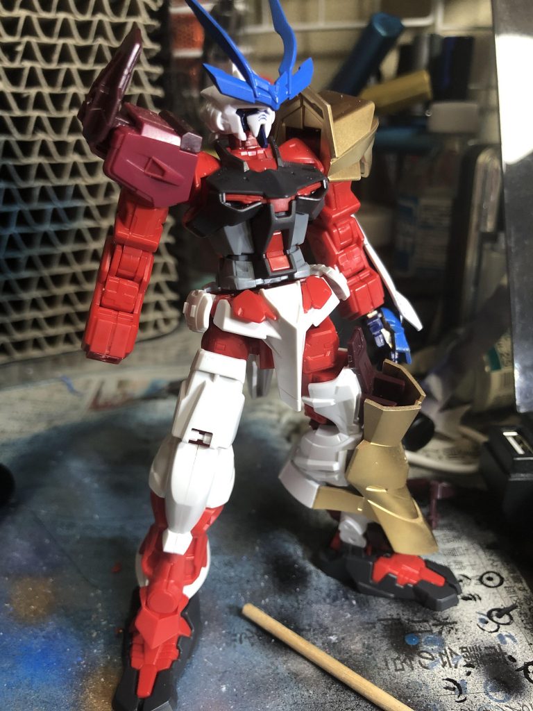 この段階ではまだゴールドを使用して
完成させるつもりでした
全体に使う色もメタブルーではなくスカイブルーの予定でいました。