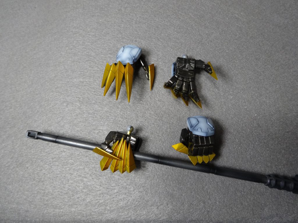 爪はキットのままだと、鋭さに欠けたので、アニメ初登場の格納庫での爪をイメージしてプラ棒三角から作り直しました。