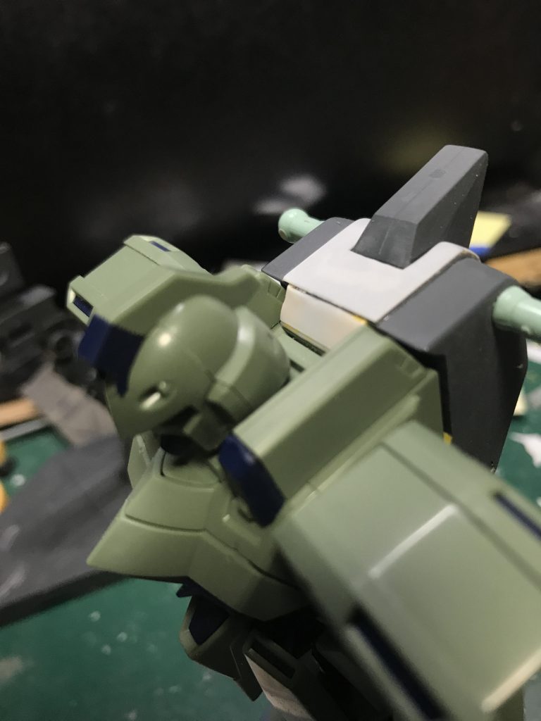 基本的には見えないところですがバックパックの上部も胴体に覆いかぶさるようにプラ板でディテールを追加しています。