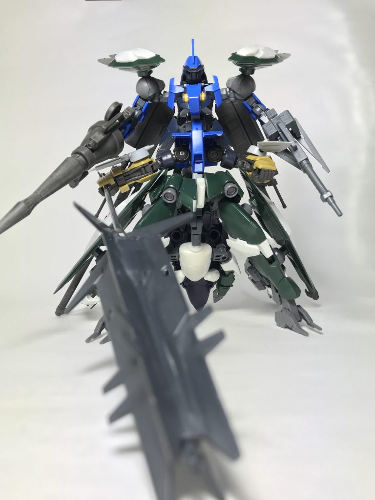 元々、ガンプラでロブスターを再現しようとして製作していましたが、立たせてみると案外カッコよかったのでMS形態として採用!!!
お陰で*この大きなサイズとパーツ数でありながら、武装も含めて全てのパーツを利用した完全変形可能な可変機*に仕上がりました(๑˃̵ᴗ˂̵)