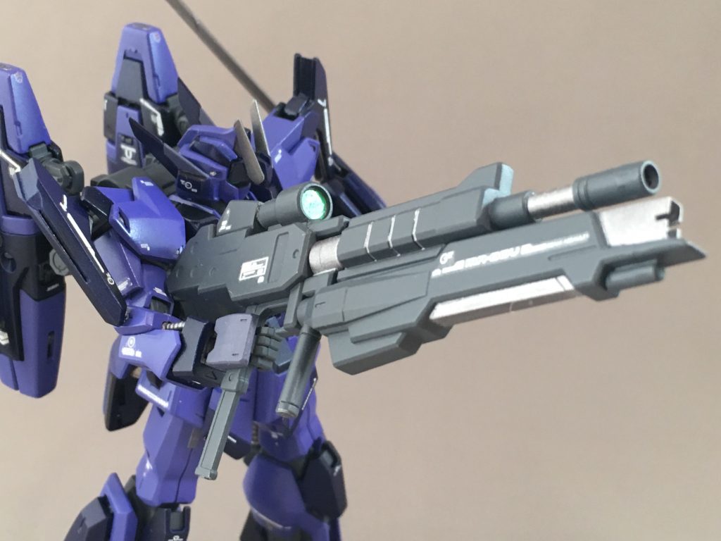 主武装はグリモアレッドベレーのアサルトライフルにビームランチャーユニットを追加した武器「レイヴンビーク」。
実弾連射系武器と大出力ビームのいいとこ取り複合兵装です。
ビームランチャーは弾数少な目の脳内設定