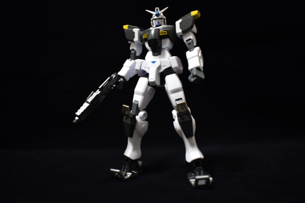 正面始めはガンダム試作1号機のリファイン的なものを作成しようとしていたのですが、ガードフレームの独特な足と色合いがサンダーボルトに出てきそうな雰囲気だったので、特に大きな改造もせずに進めました。配色についてもほぼそのままで塗装しました。ガイアカラーのニュートラルグレーVがそれ単色でガードフレームの黒色と同じ色が出てくれたので楽でよかったです(笑)