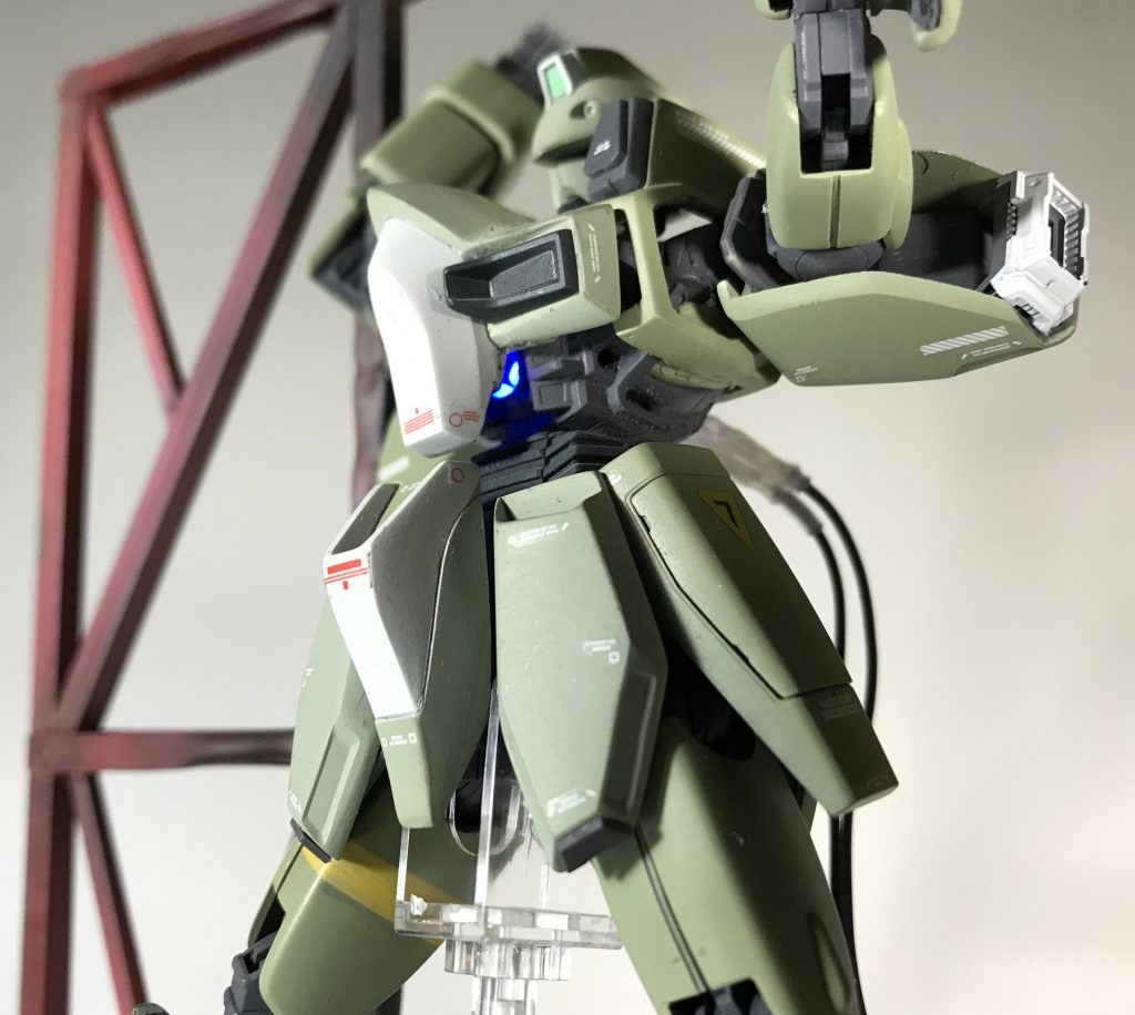 腹部が青色に光るシーンを再現