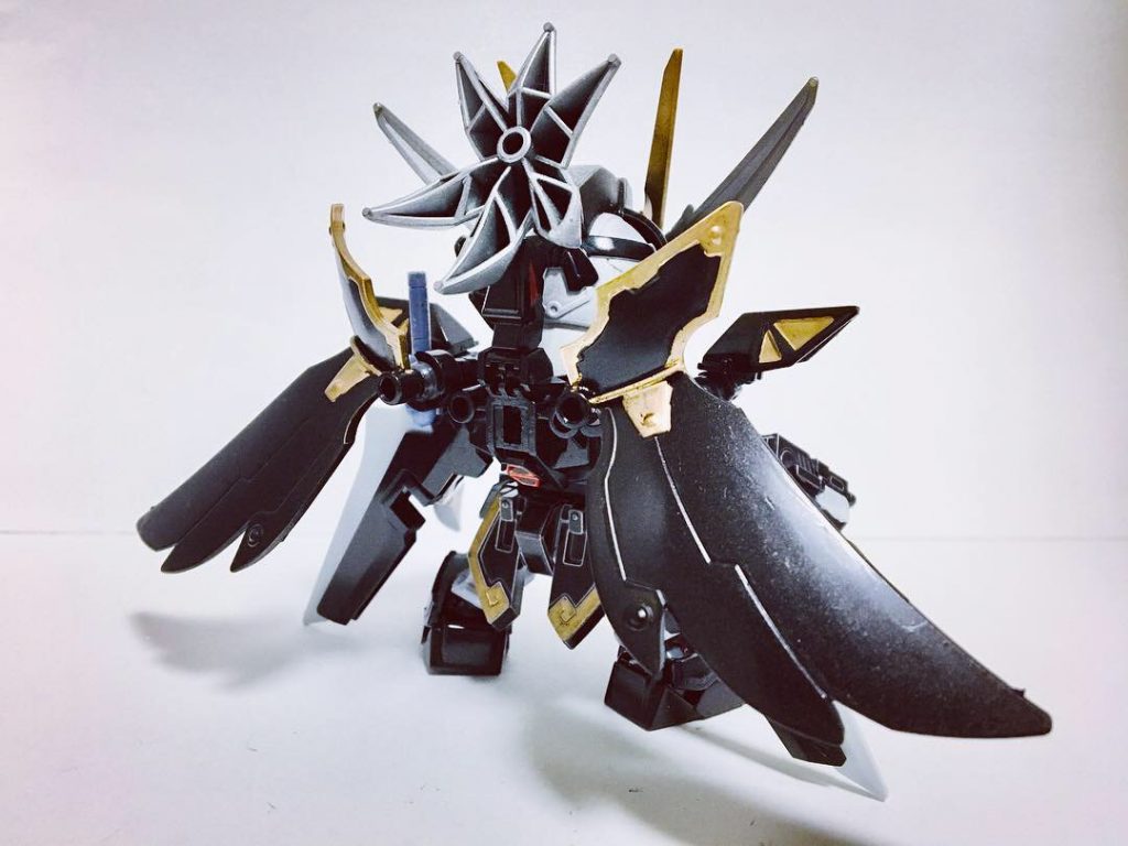 武者忍形態リア。翼の上端がマントの襟のようにも。