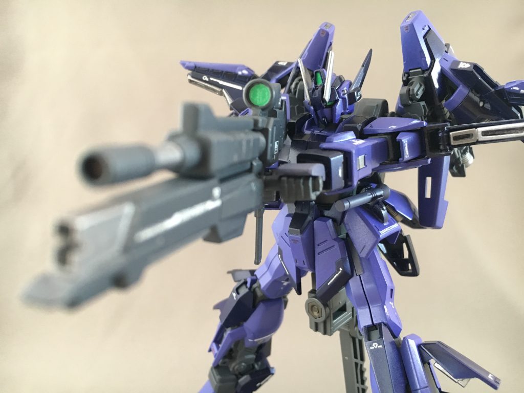 ここからはアピールショット。
ライフルは両手持ちもできます。