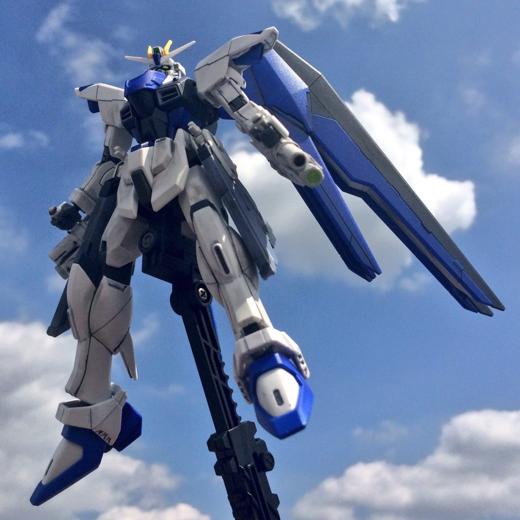 フリーダム本体の赤いパーツを青くしてみました。
銀髪のあの人が乗りそうだけど…