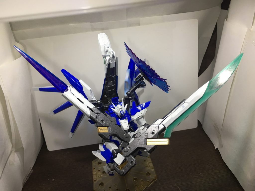 hi-GNブレイドは実体剣に、hi-GNドミネーターは大型ビームサーベルにもなります