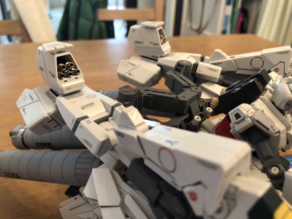 ミサイルポッドはバルカンに変更、メタルパーツを5個繋げてそれっぽくしました