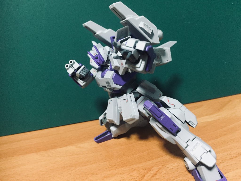 スライディングしながらそのまま撃ち抜く…なんてこともします。Bz−8ほどの危険性はないですが、少々やんちゃですね。若いんでしょう。
カラーリングはBD1号機の青と赤をイメージに混ぜたら紫になりました。灰色部分はサフ。