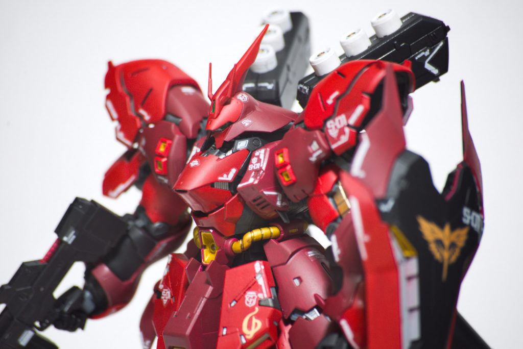 バストアップ!
ちょっと荒さが目立ちますが気にせずに!!
いや〜二色の赤で塗りましたがカッコいいです!合わせ目のでないパーツ構成には感動します!