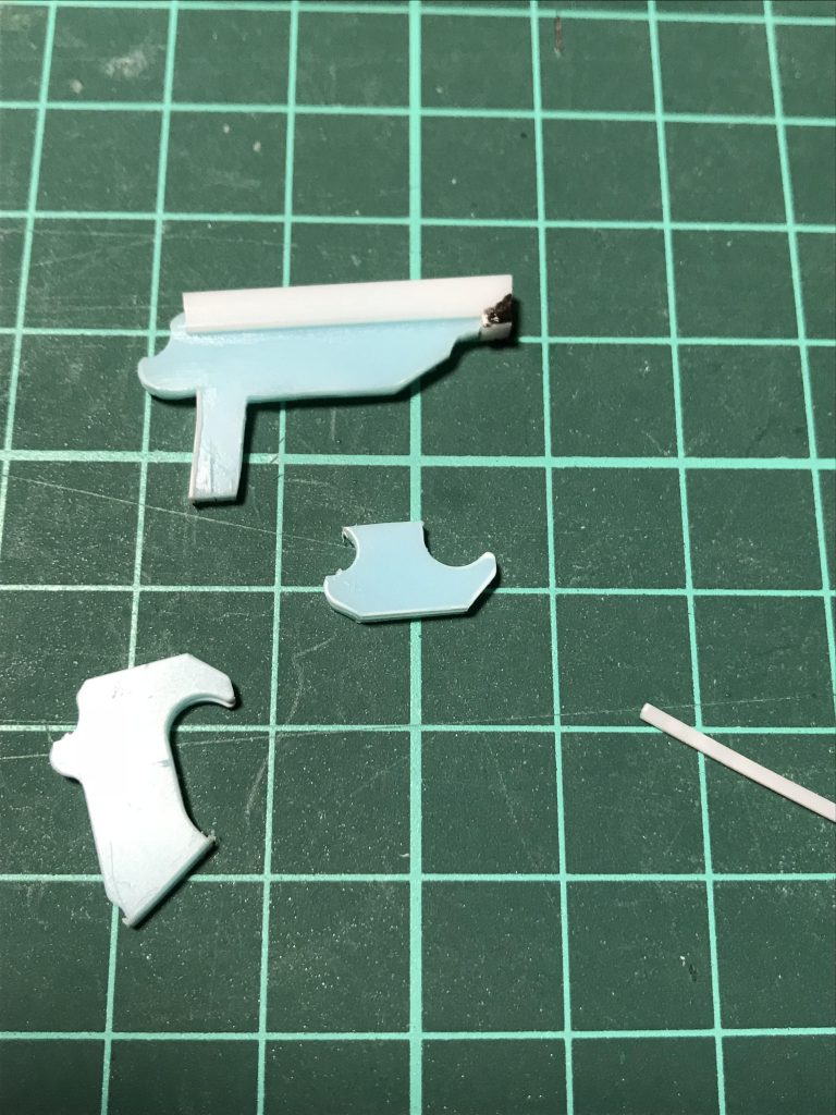 ## ⑦思うがままにディティールアップ!!!
ハンドガン本体自体は完成しました!
このままだと素っ気ないので、後はプラ棒を貼ったり、筋彫りしたりと思うがままにディティールアップしてください(^^)v