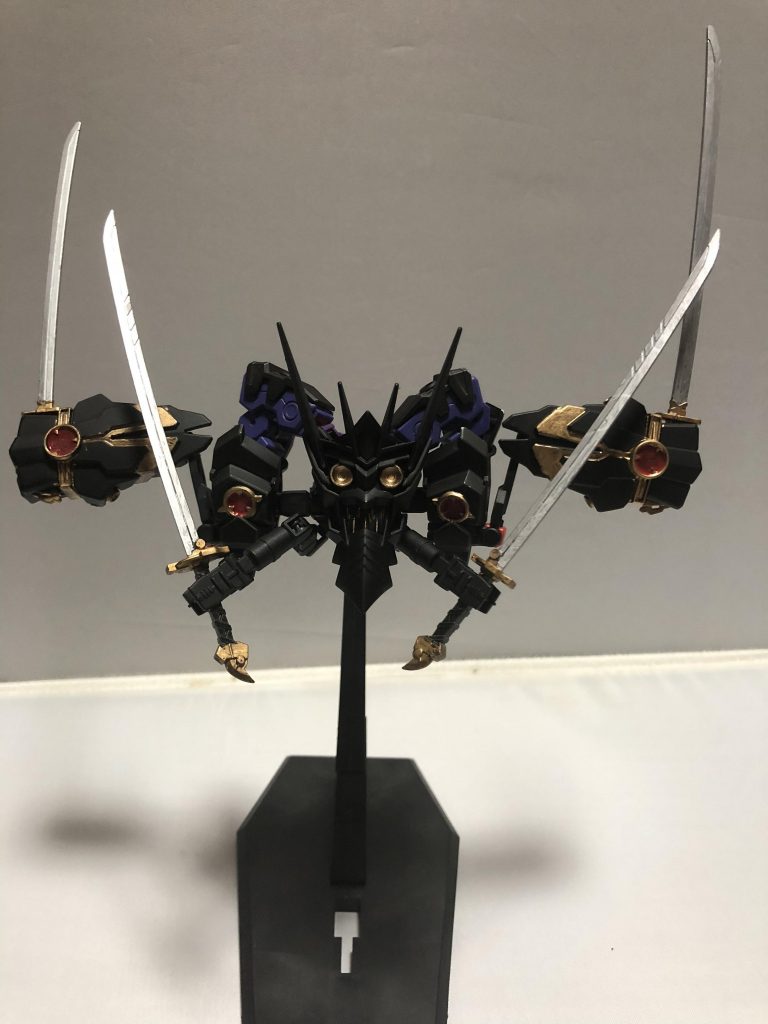 オーガブースター。アシムレイトを習得したセカイの為にニルスが戦友Yのアイデアを拝借し製作したバックパック。本体と分離して単独で行動でき、ブースター単体でもそれなりの戦闘力を持つ。アシムレイトを本体とブースターの二機分扱えるようにする為の訓練機であり、それが実現可能かどうかを確かめる為の実験機でもある…という設定です。もちろんオート機能もあります。