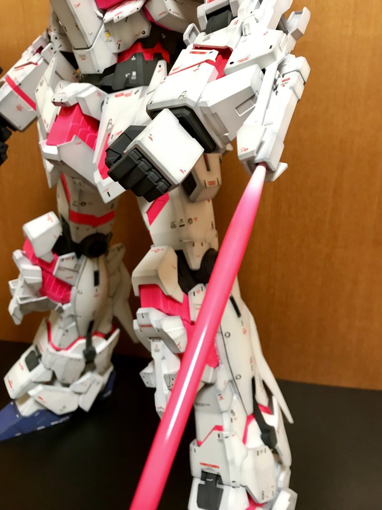 ビームサーベルもグラデーション塗装を行いました。