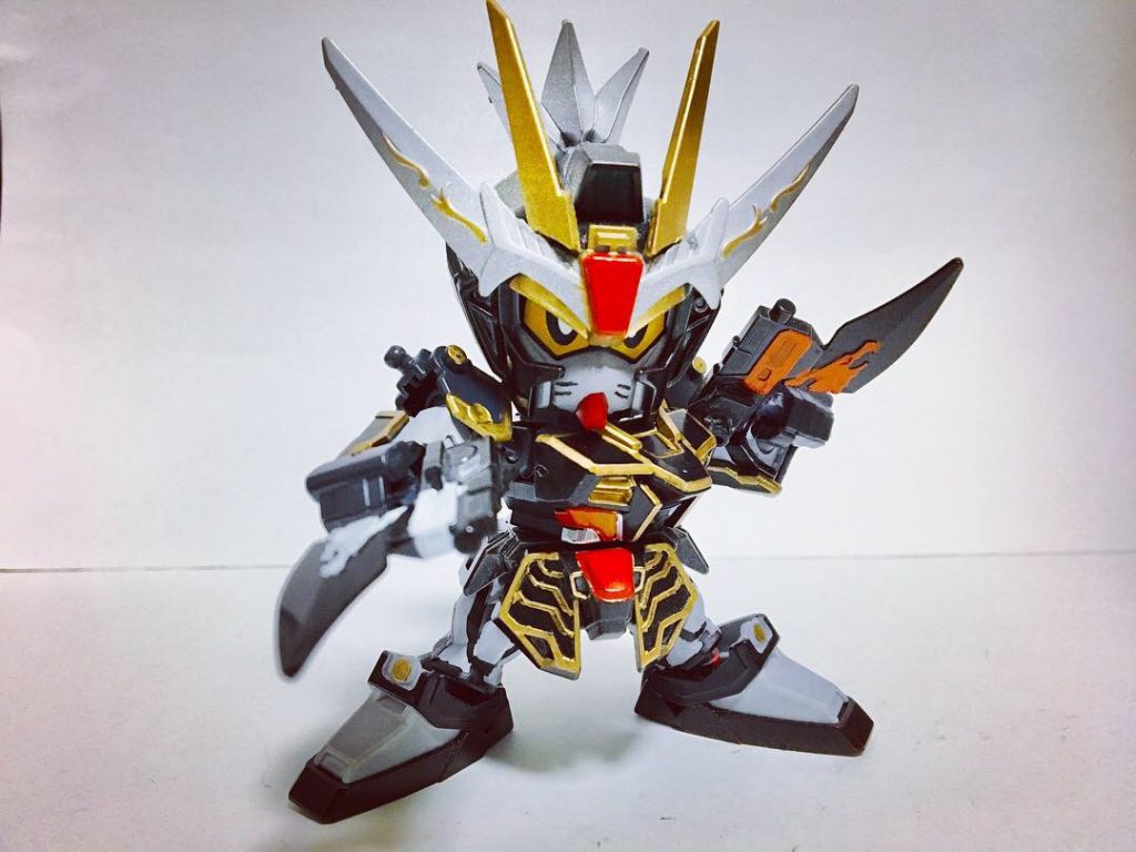 携行している銃剣付二丁銃「消訂(ショーティ)」。白い方が「干龍」赤い方が「莫龍」の名が付いている。