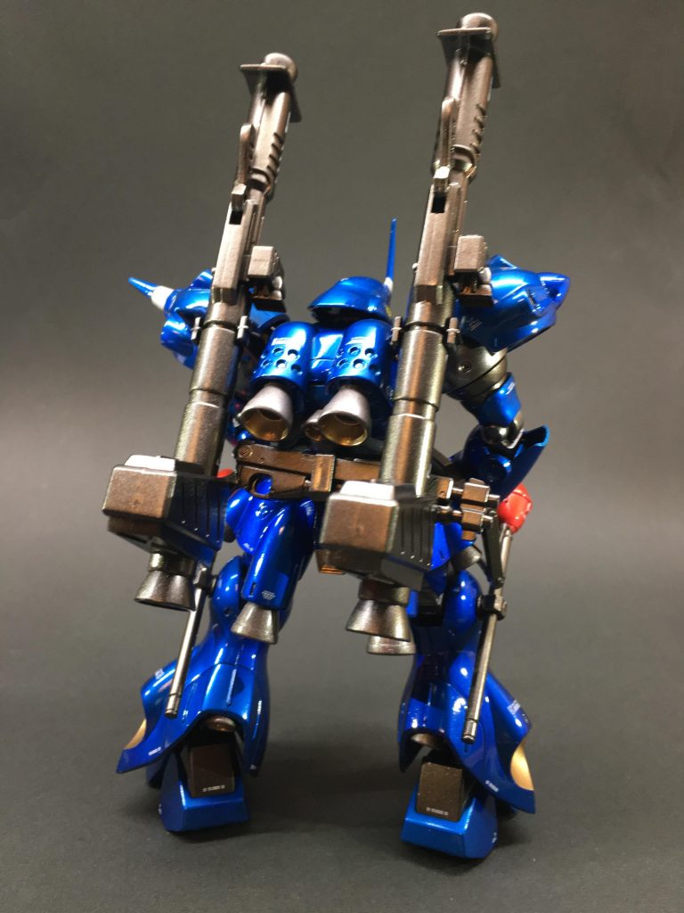 後ろ姿。武装てんこ盛りがカッコいい。