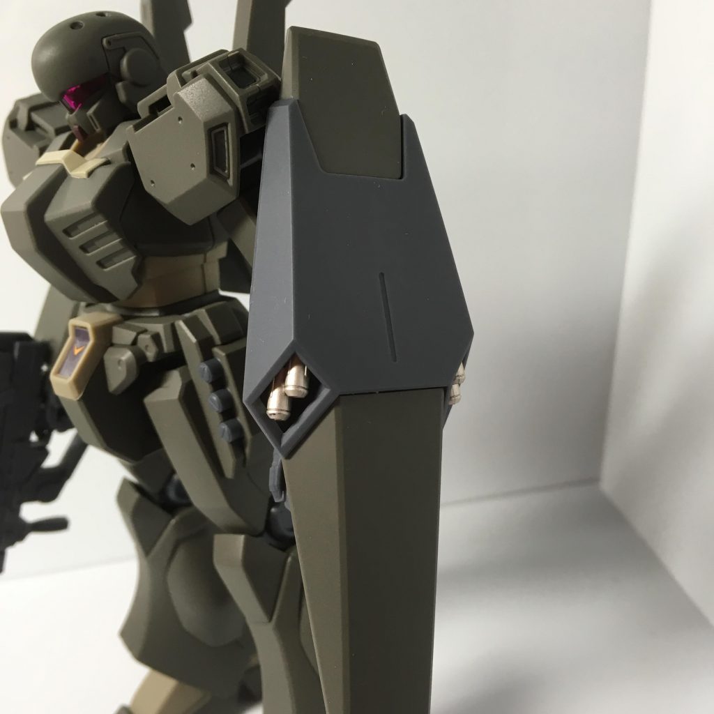 シールドのミサイルも塗りました。フラットアルミ+ゴールド少量です。