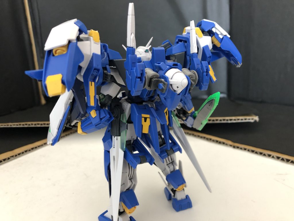 ダブルオースバルの背中にはエクシアのGNドライブを搭載しています。
この機体には「トリプルドライブシステム」を採用しています。
なので、従来は2乗だった粒子量が3乗になり、今までにない機動力と補給無しで長時間の戦闘が可能になっています。
反面、トランザムは使用すると粒子を溜めているGNコンデンサーが暴発する恐れがあるので使えません。