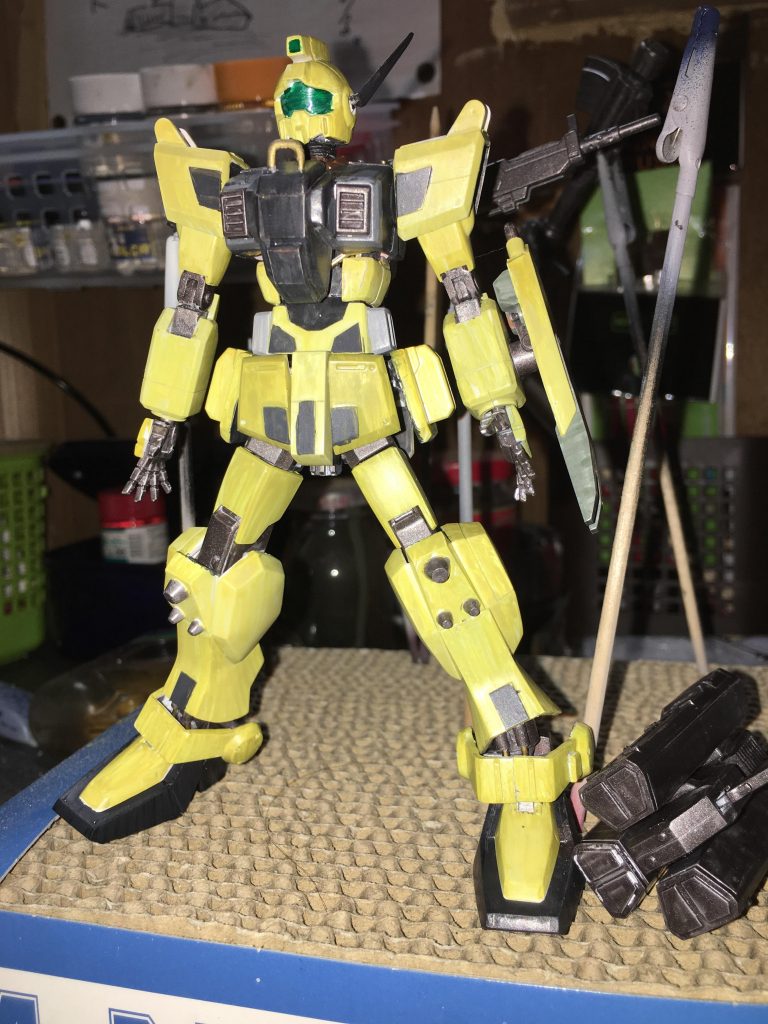 ベース塗り終わった時の写真です
塗り終わってから気づきました…
鮮やかな黄色がコマツの重機みたい！w
この後もう一層重ねました。