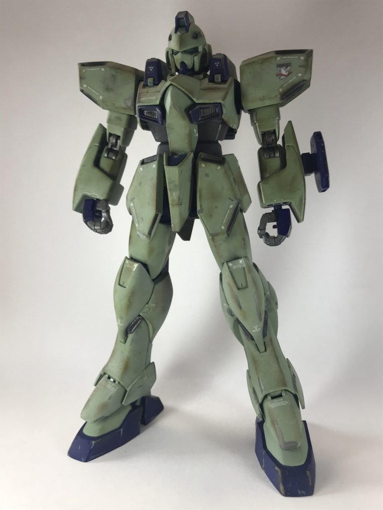 全身を正面から。
レジスタンス所有のMSなので、
満足に整備出来ないまま出撃する機体もあると思い、ウェザリングマスターで思い切りサビやススをつけました。