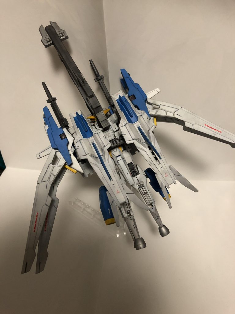 ストライダーモード
脚部に集中したスラスターが全て後方にくるため推力は高い。