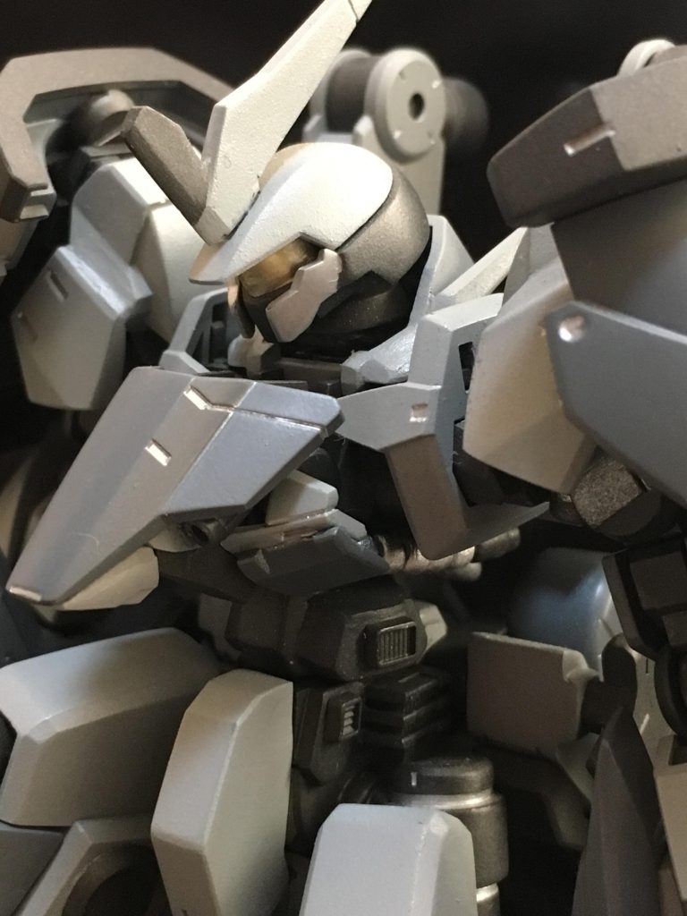 胴体アップ。ベースはグレイズリッターですが、上記のケーブル置き換え以外にも、装甲の追加と、アリオスのサブマシンガンを入れたりしてます。頭部はシュバルべグレイズのものに流星号のアンテナをくっつけたもの。見えにくいですが両サイドの襟にもグレイズアインのアンテナを付けています。顔パカァも可能ですが、色以外は特に改造していないので割愛します。