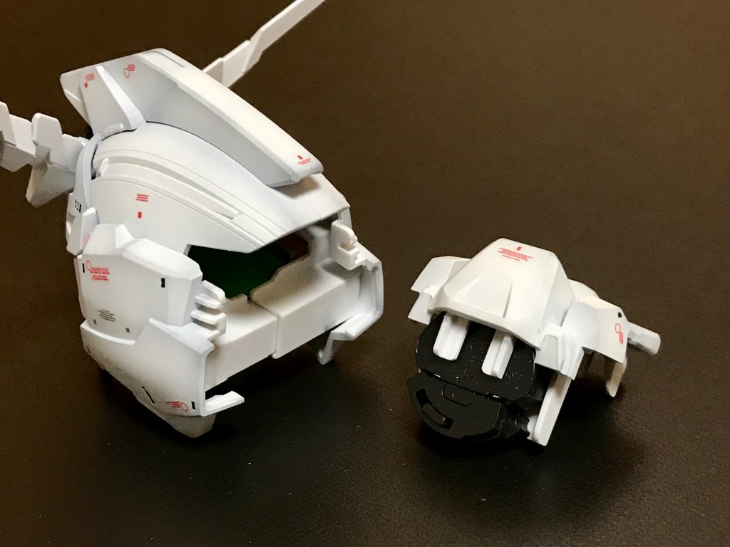 頭部は別売りのガンプラLEDユニットを無改造で取り付け。
光漏れもなく完璧に光ってくれます。