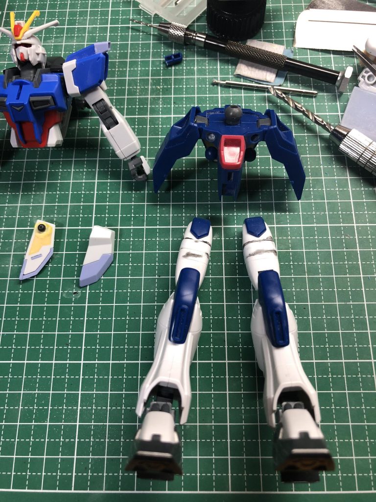 下半身を付けるために要らない所を切り、ドリルで穴を開け、プラパイプとポールジョイント付けて上手く接続しました。
そして、足の太ももを延長しました。