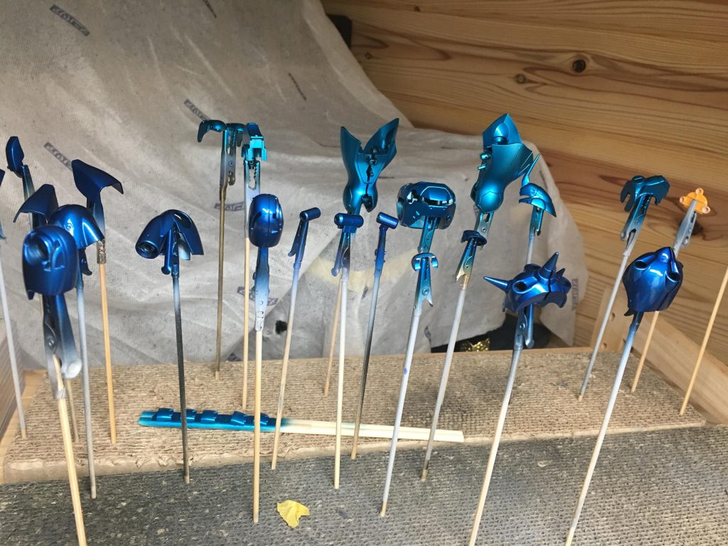 ガイアのクリアブルーだけだと少し明るすぎたのでクレオスのディープブルーを重ねました。