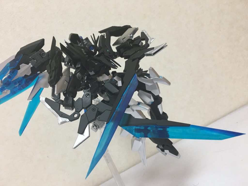 ･GN-Ωブレイド

GNドライブtype-Ωから生成したGN-Ω粒子を結晶化させ、それを刃状にした近接装備。
切断力、耐久性が極めて高く、長期戦に対応できる。
刃にGN-Ω粒子を纏わせ、ビームサーベルにすることが可能。
万が一、刃が破壊されたとしても、GNドライブtype-ΩからGN-Ω粒子を結晶化させ、再び刃状に形成することができる。