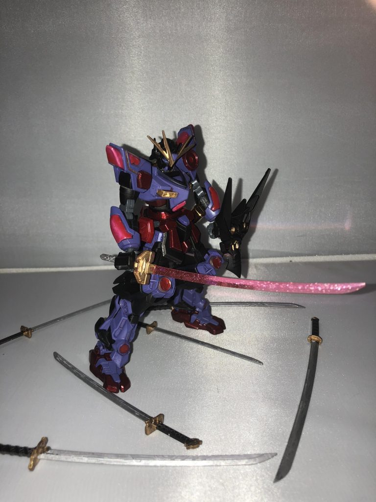 戦極バーニングが最後の刀を抜いた姿。他の六本とは違いプラフスキー粒子で精製されたビームソードであり、バーニングバーストシステムの莫大なエネルギーを還元して超強化出来る、戦極バーニングの切り札。しかし、この刀の真価を発揮するには、バーニングバーストシステム発動の邪魔になるオーガブースターをパージする必要があるというリスクも伴う…という設定です。