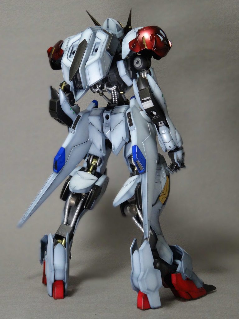 背面。バックパックの取り付け軸を一度切断し、角度をつけて再接着しています。